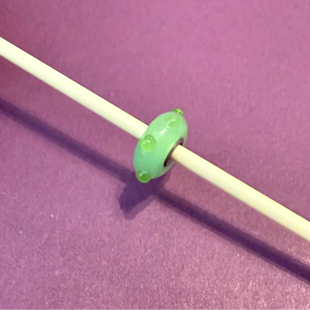 Trollbeads Apple green bud glass bead. - Picture 4 of 7